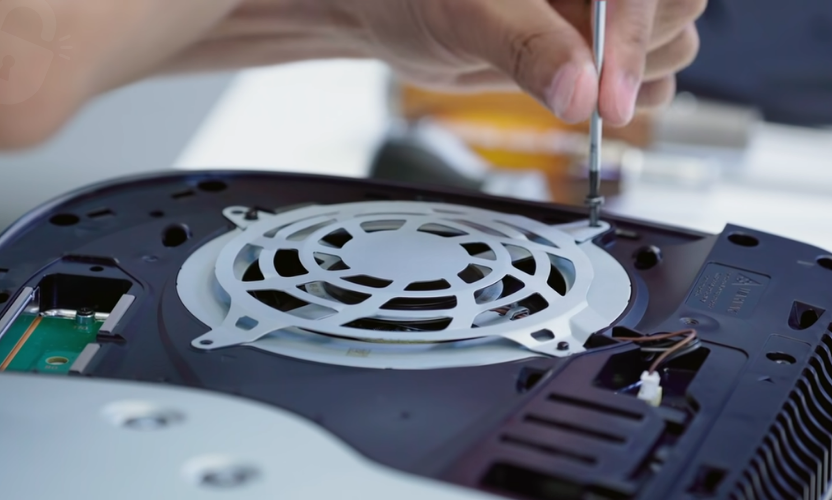 PS5 turns on then off